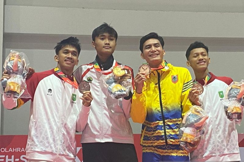 Atlet asal Jawa Tengah Viston Bastian Kusuma Negara (kedua dari kiri) bersama pemenang lainnya pada cabang olahraga anggar nomor degen perorangan putra di GOR Anggar Komplek Stadion Harapan Bangsa, Banda Aceh, Jumat (14/9/2024). (ANTARA/Rizka Khaerunnisa)
