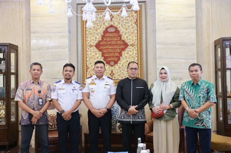 Kepala BPTD Kelas II Sulsel, Bahar Latief saat berkunjung ke kediaman pribadi Wali Kota Makassar Moh Ramdhan Pomanto membahas pembukaan median jalan untuk urai kemacetan dan pelanggaran lalu lintas di Makassar, Jumat (13/9/2024). ANTARA/HO/Pemkot Makassar