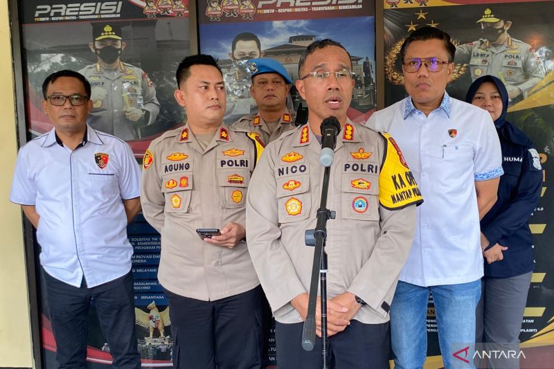 Kapolres Metro Jakarta Timur Kombes Pol Nicolas Ary Lilipaly saat jumpa pers di Mapolsek Ciracas, Jakarta Timur, Jumat (13/9/2024). ANTARA/Syaiful Hakim