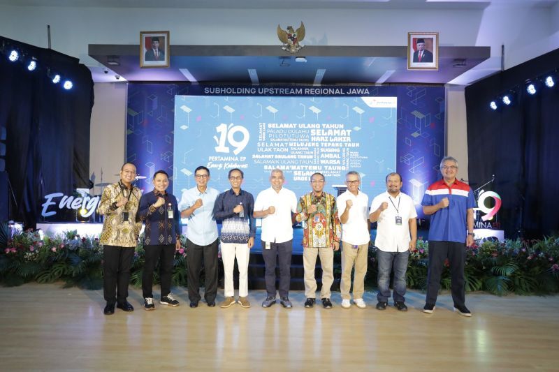 Direktur Utama PT Pertamina EP Wisnu Hindadari (keempat dari kanan), Komisaris Utama PT Pertamina EP Oto Gurnita (keempat dari kiri), Direktur Utama PT Pertamina Hulu Energi Chalid Said Salim (tengah), dan jajaran manajemen Pertamina EP berkomitmen untuk terus berkolaborasi dan berinovasi untuk mencapai target produksi hulu migas. ANTARA/HO-Pertamina EP