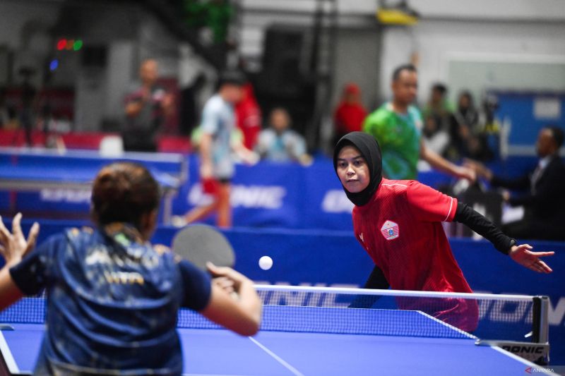 Petenis meja DKI Jakarta Mira Fitria (kanan mengembalikan bola saat bertanding melawan petenis meja Jawa Timur Dwi Oktaviani (kiri) pada babak final beregu putri tenis meja PON XXI Aceh-Sumut 2024 di GOR Angsapura Medan, Sumatera Utara, Kamis (12/9/2024). DKI Jakarta berhasil meraih medali emas usai menang atas Jawa Timur dengan skor 3-0. ANTARA FOTO/Rivan Awal Lingga/nz