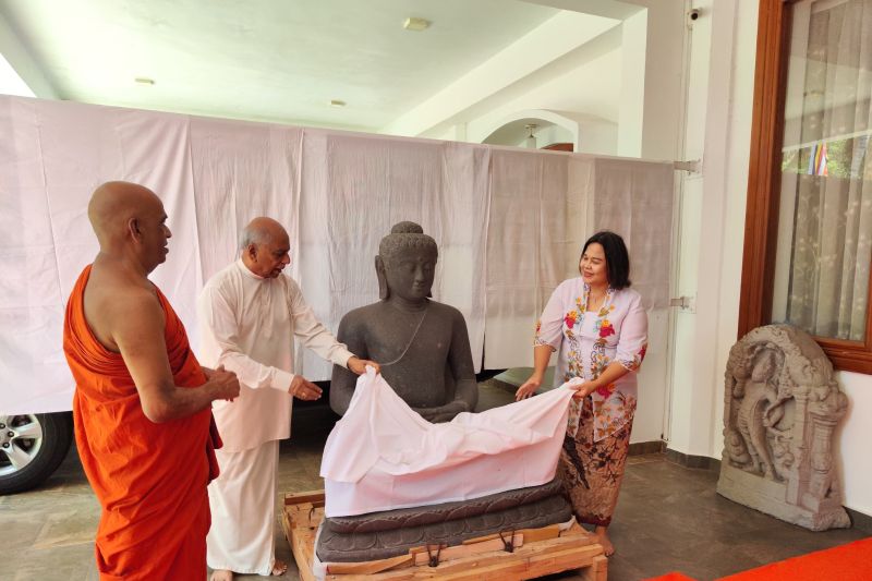 Perdana Menteri Sri Lanka Dinesh Gunawardena dan Duta Besar RI Untuk Sri Lanka dan Maladewa Dewi Gustina Tobing membuka patung Buddha hadiah dari Indonesia di Vihara Dharmayathanaya di Kolombo, Sri Lanka, Kamis (12/9/2024). ANTARA/HO-KBRI Colombo.