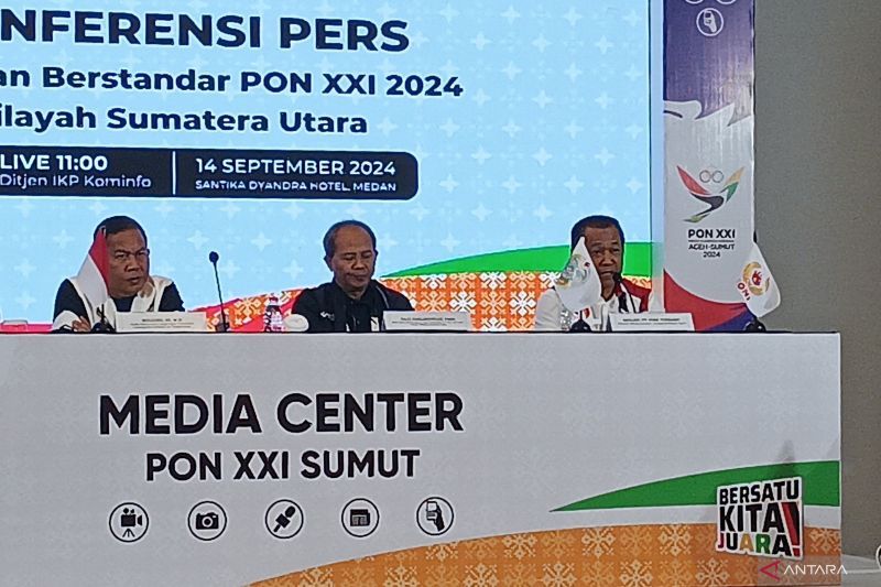 Wakil Ketua Bidang (Wakabid) Keamanan Panitia Pengawasan dan Pengarah (Panwasrah) Sumut Brigjen TNI (Purn) Purwandi (kanan) dalam konferensi pers di Medan, Sumatera Utara, Sabtu (14/9/2024). ANTARA/Tri Meilani Ameliya