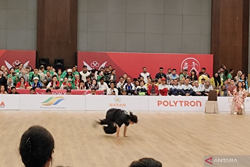 Atlet Dancesport asal Sumatera Utara Joely Lai Yi Wen saat beraksi di nomor breaking girl di Santika Dyandra Convention, Medan, Sumatera Utara, Kamis (12/9/2024). ANTARA/Ilham Kausar