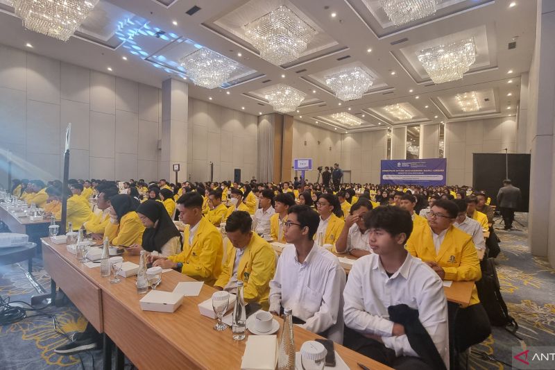 Ratusan mahasiswa baru Universitas Terbuka Surabaya saat memgikuti Orientasi Studi Mahasiswa Baru (OSMB) di Surabaya, Sabtu (14/9/2024). ANTARA/Willi Irawan