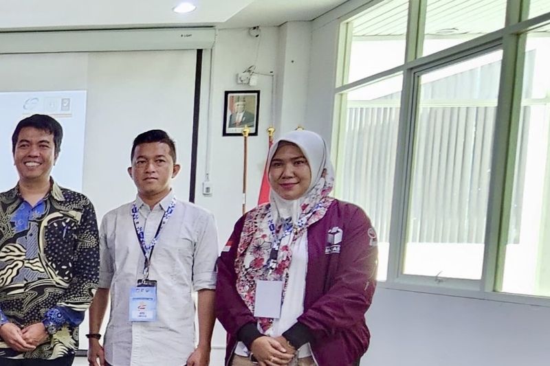 Ketua Bawaslu Kabupaten Lingga Vidya Asrina (kanan). ANTARA/Angie