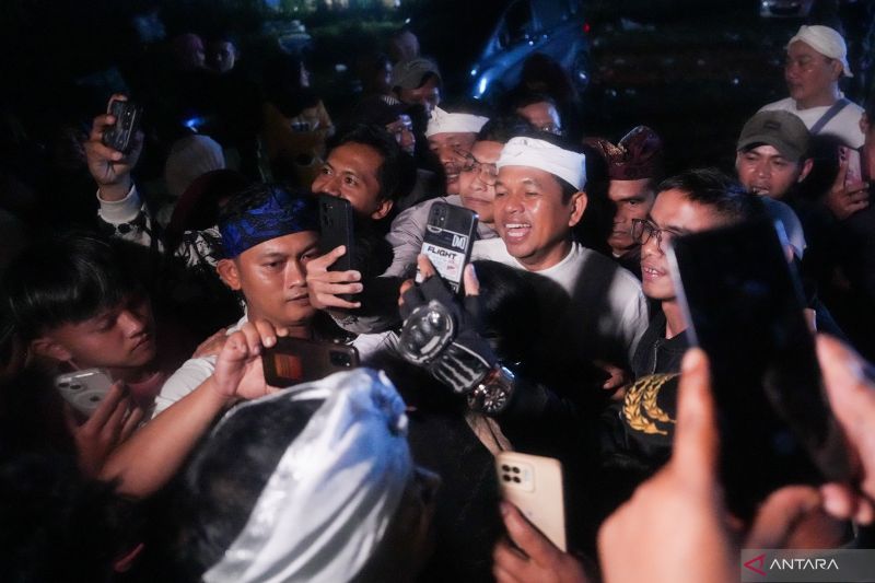 Bakal calon gubernur Jawa Barat Dedi Mulyadi menyapa masyarakat di Cigombong, Kabupaten Bogor, Jawa Barat, Sabtu (14/9/2024). (ANTARA/M Fikri Setiawan)