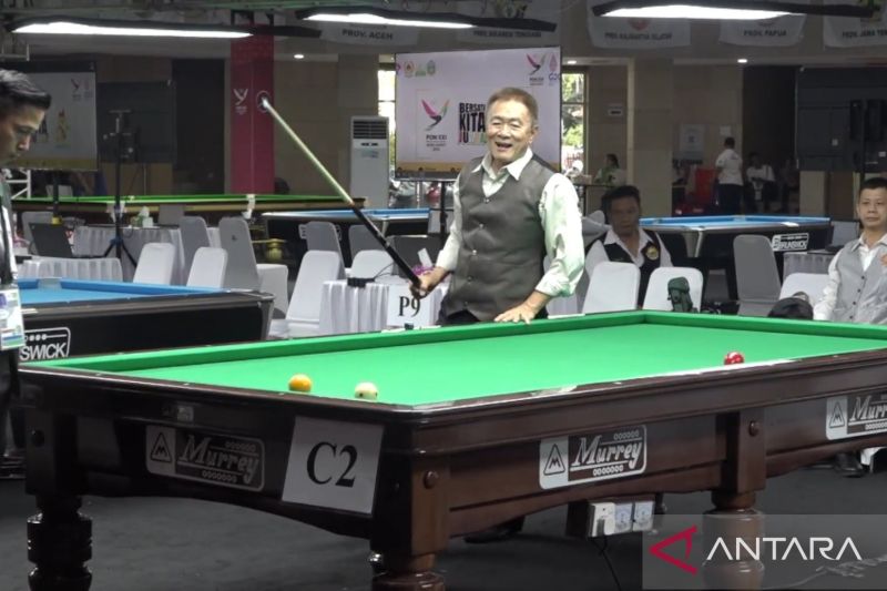 Pebiliar Jawa Tengah Tan Kiong An berlaga pada partai final nomor carom 3 cushion single cabang biliar PON Aceh-Sumut 2024 di Pardede Hall, Medan, Kamis (12/9/2024). Tan berhasil menyabet medali emas setelah meraih kemenangan dalam laga pamungkas melawan wakil Jakarta Raudy Halim dengan skor akhir 40-27. (ANTARA/Aloysius Lewokeda)