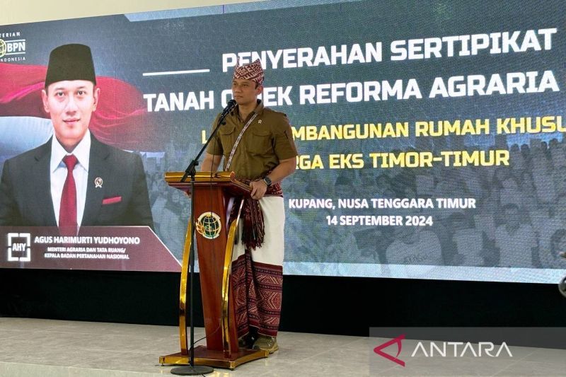 Menteri Agraria dan Tata Ruang/Kepala Badan Pertanahan Nasional (ATR/BPN) Agus Harimurti Yudhoyono saat memberikan sambutan dalam penyerahan sertifikat di Desa Oebola Dalam, Kecamatan Fatuleu, Kabupaten Kupang, Provinsi Nusa Tenggara Timur
(NTT), Sabtu (14/9/2024). ANTARA/Sinta Ambar