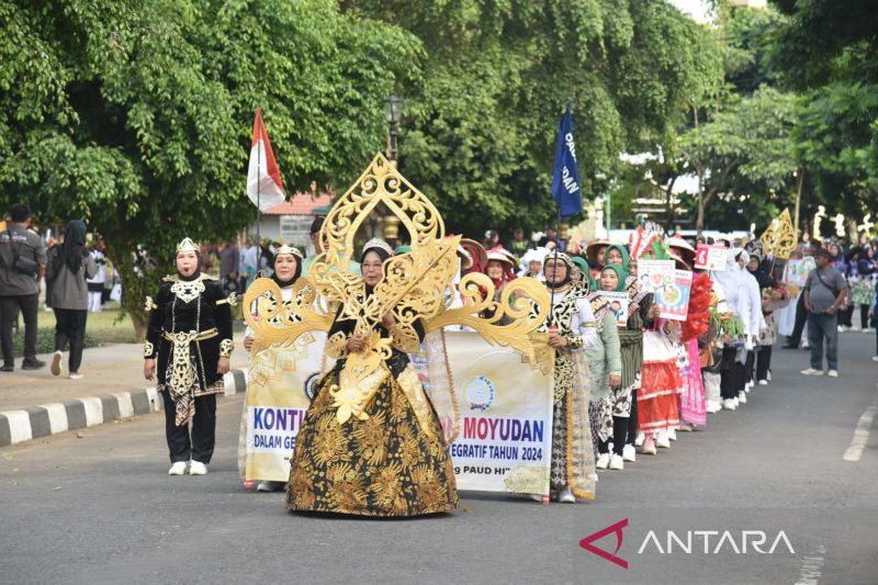 Defile kontingen pada Gebyar Kreativitas PAUD Holistik Integratif dengan menampilkan yel-yel serta kreativitas masing-masing di Lapangan Pemda Sleman, Sabtu (14/9/2024). ANTARA/HO-Bagian Prokopim Setda Sleman