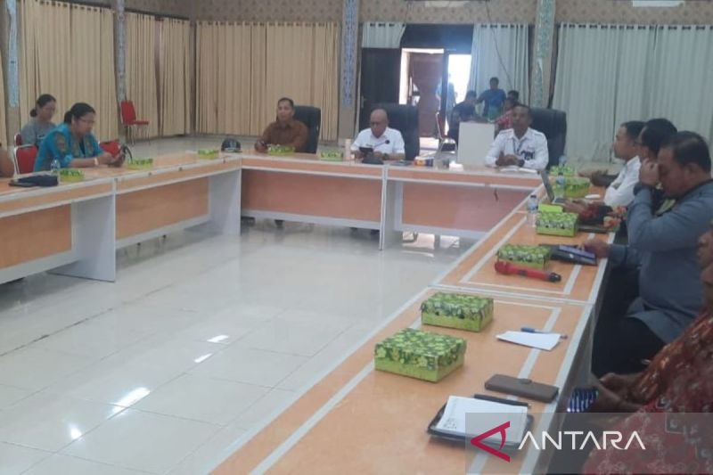 Bupati Teluk Wondama Hendrik Mambor saat hadir dalam Forum Grup Discussion (FGD) tentang implementasi Kurikulum Merdeka Belajar di Kabupaten Teluk Wondama. ANTARA/Ali Nur Ichsan