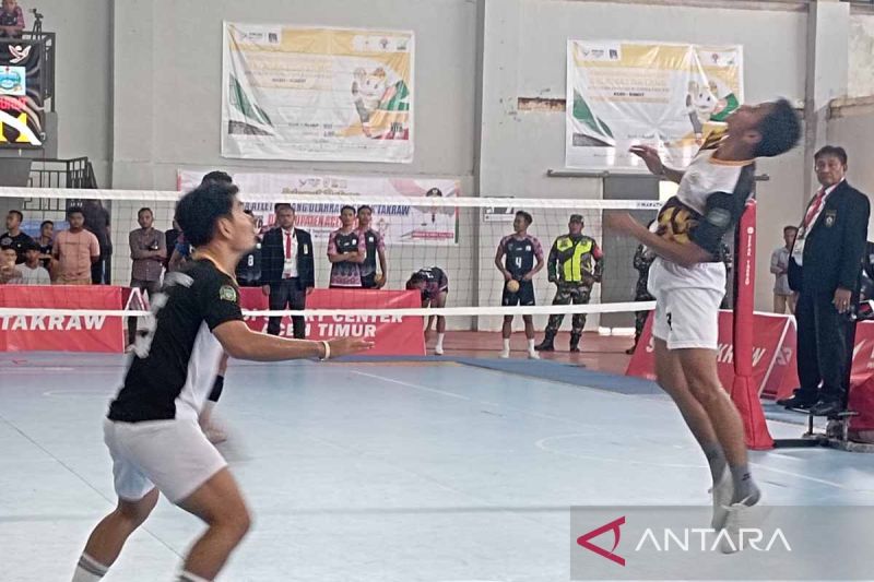 Pemain Sumut mencoba mengembalikan bola dalam pertandingan cabang olahraga sepak takraw PON XXI Aceh-Sumut di Gedung Idi Sport Center, Idi, Kabupaten Aceh Timur, Sabtu (14/9/2024). ANTARA/M Haris SA