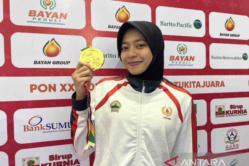 Atlet taekwondo Jawa Tengah (Jateng) Dinda Putri Lestari peraih medali emas Pekan Olahraga Nasional (PON) XXI/2024 Aceh - Sumatera Utara, kategori kyorugi kelas -73 kilogram, di Deli Serdang, Sabtu (14/9/2024). ANTARA/Harianto