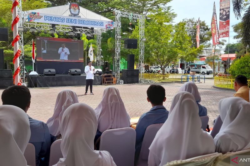 Suasana kegiatan "Student Democracy Competition" yang digelar KPU Kota Gorontalo di kawasan Taman Kota Gorontalo. (ANTARA/Zulkifli Polimengo)