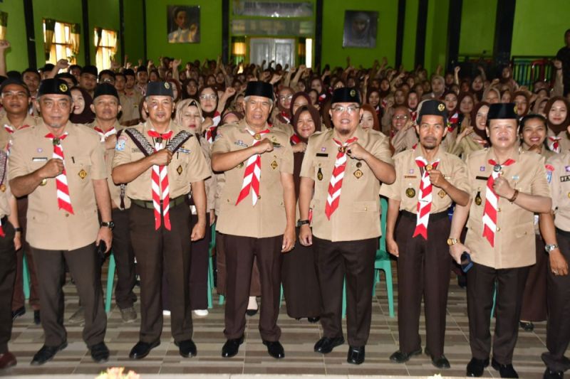 Bupati Rejang Lebong Syamsul Effendi (tengah) berfoto bersama dengan peserta kursus Orientasi Pembina Pramuka Kwarcab 0702 Rejang Lebong, Sabtu (14/9/2024). ANTARA/HO-Diskominfo Rejang Lebong