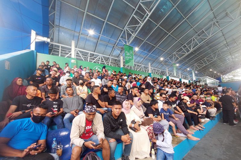 Penonton menyaksikan perlombaan renang PON 2024 di Kolam Renang Selayang, Medan, Sumatera Utara, Sabtu (14/9/2024). (ANTARA/Muhammad Ramdan)