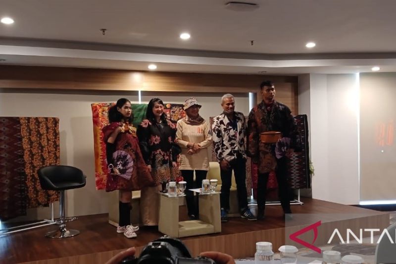 Ketua Dekranasda Kabupaten Kediri Eriani Annisa Hanindhito dalam Kediri Fashion Batik Festival (KFBF) 2024 di Kediri, Jawa Timur, Sabtu (14/9/2024). ANTARA/Asmaul