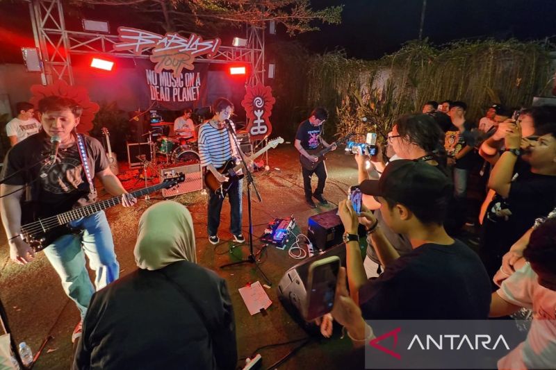 Band Las! Asal Pontianak dalam program No Music on a Dead Planet, menggelar konser BabLAS Tour di Kabupaten Ketapang yang menyoroti isu krisis iklim di Kalbar (ANTARA/Rendra Oxtora)