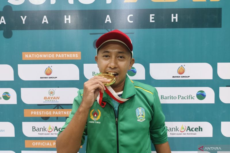 Atlet Jawa Timur, Gusti Jaya Kusuma, menggigit medali emas yang ia dapatkan usai memenangkan babak final nomor tunggal putra cabang olahraga soft tenis di PON XXI Aceh-Sumut 2024 di Lapangan Mapolda Aceh, Banda Aceh, Sabtu (14/9/2024). ANTARA/Nadia Putri Rahmani