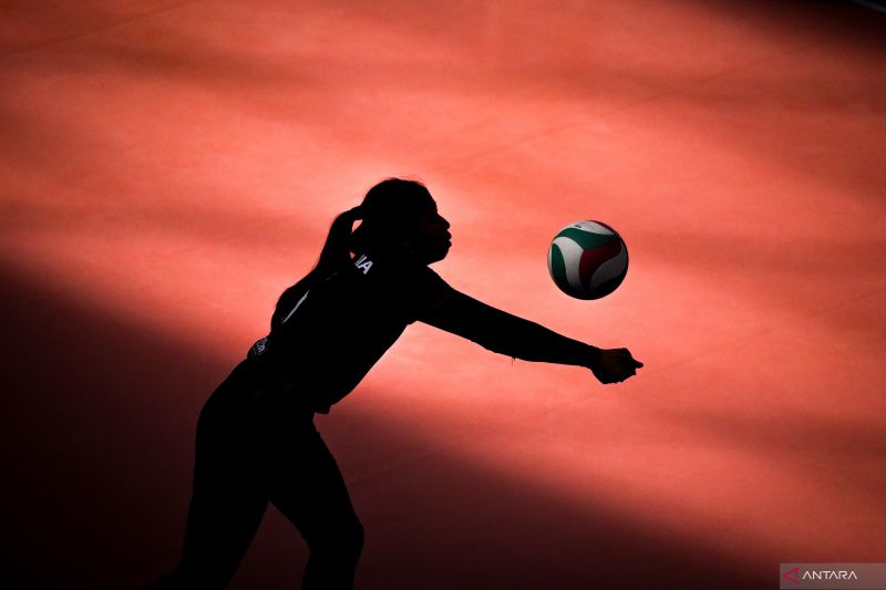 Pevoli Yogyakarta Nathania Adinata melakukan pemanasan saat akan bertanding melawan tim voli Jawa Timur pada babak penyisihan pool AB voli indoor putri PON XXI Aceh-Sumut 2024 di GOR Bola Voli Indoor Sumut Sport Center, Deli Serdang, Sumatera Utara, Jumat (13/9/2024). ANTARA FOTO/Rivan Awal Lingga/nz