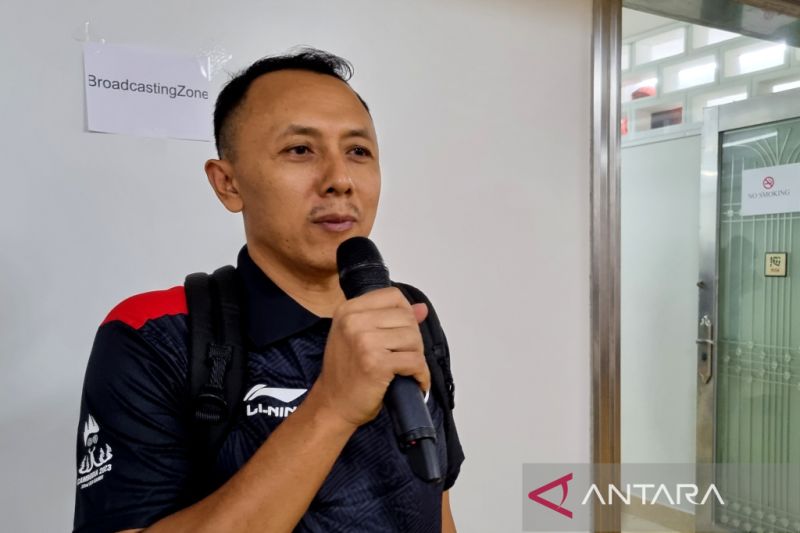 Pelatih bola voli putri Jatim Alim Suseno. ANTARA/Bayu Kuncahyo