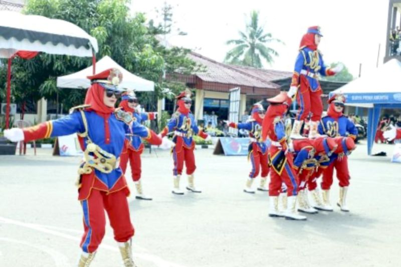 Salah satu tim peserta lomba senam kreasi peraturan baris berbaris (PBB) lalu lintas menunjukkan penampilannya di halaman Mapolres Hulu Sungai Utara (HSU), Kalimantan Selatan, Sabtu (14/9/2024). ANTARA/HO-Polres HSU