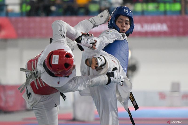 Atlet taekwondo Jawa Tengah Dinda Putri (kanan) melancarkan tendangan ke arah atlet Kalimantan Timur Ilma Mahdiyyah (kiri) pada final Taekwondo Kyorugi U73 kilogram putri PON XXI Aceh-Sumut 2024 di Venue Martial Art, Deli Serdang, Sumatera Utara, Sabtu (14/9/2024). ANTARA FOTO/Fauzan/rwa. (ANTARA FOTO/FAUZAN)