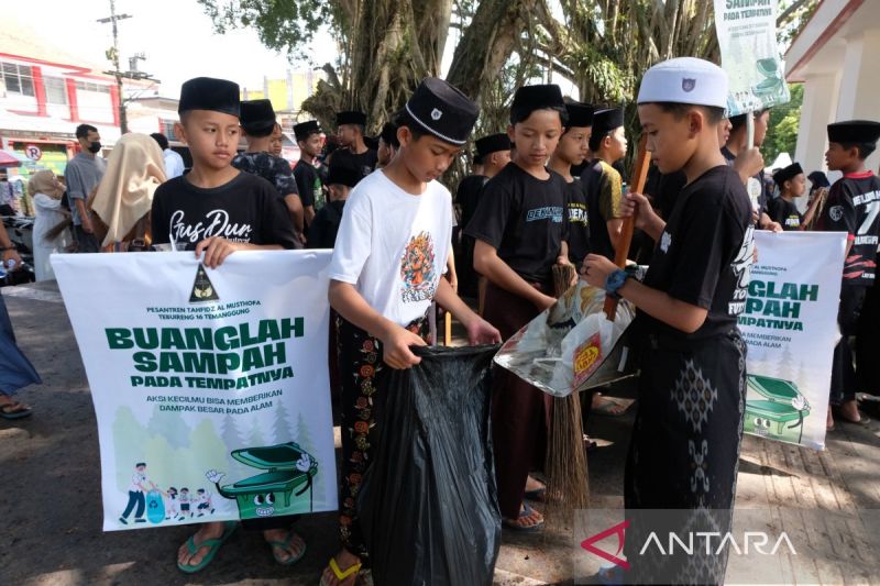 Para santri Pondok Pesantren Al Musthofa Tebuireng 16 Wadas, Kabupaten Temanggung, menggelar aksi peduli lingkungan menyambut Maulid Nabi Muhammad SAW. ANTARA/Heru Suyitno