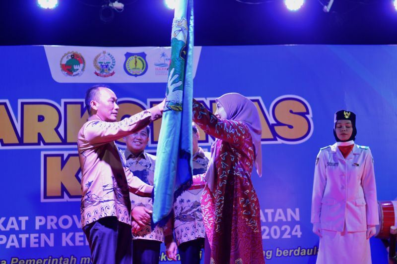 Pj Gubernur Sulsel Zudan Arif menyerahkan bendera kepada penyelenggara Harkopnas di Kabupaten Kepulauan Selayar, Sabtu (14/9/2024) malam. (ANTARA/HO-Pemprov Sulsel)