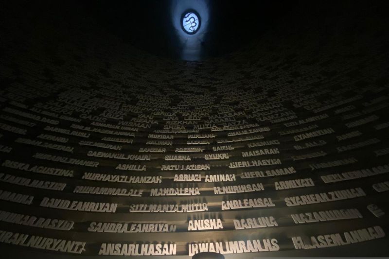 Deretan nama-nama korban tsunami Aceh yang tertempel di sumur doa, Museum Tsunami Aceh, Banda Aceh, Minggu (8/9/2024). (ANTARA/Rizka Khaerunnisa)