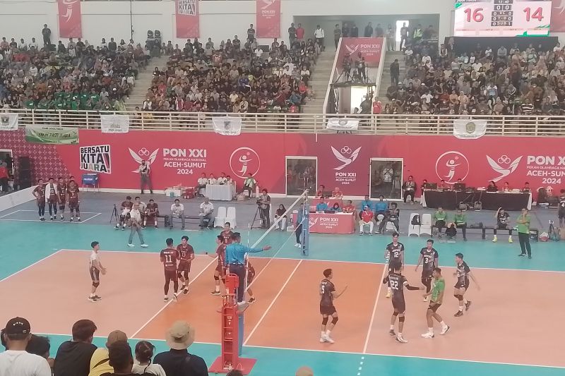 Suasana pertandingan bola voli indoor PON Aceh-Sumut 2024 antara tim putra Jawa Timur kontra Bali di GOR Bola Voli Indoor Sumut Sport Center, Deli Serdang, Minggu (15/9/2024). (ANTARA/Aldi Sultan)