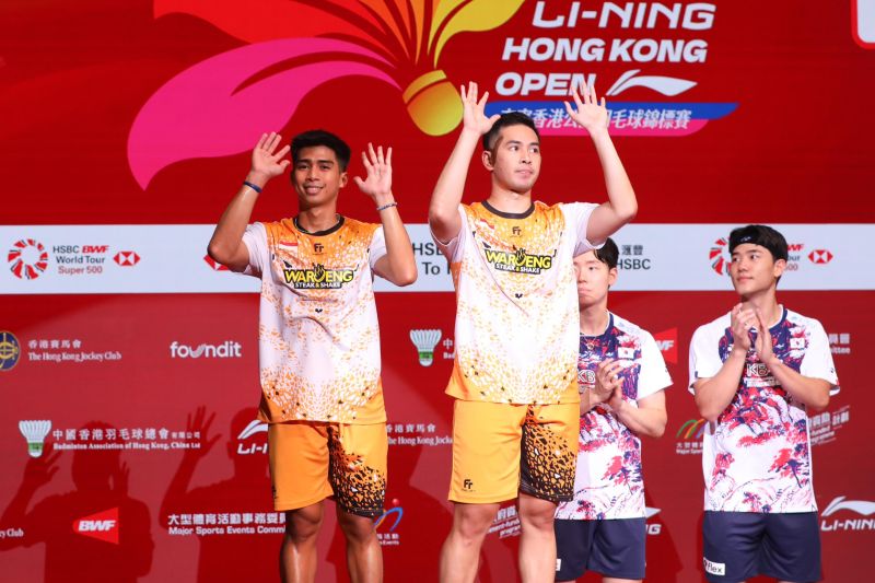 Ganda putra Indonesia Sabar Karyaman Gutama/Moh Reza Pahlevi Isfahani berdiri di podium runner up Hong Kong Open 2024 setelah kalah dari wakil Korea Selatan Kang Min Hyuk/Seo Seung Jae pada babak final pamungkas di Hong Kong Coliseum, Minggu (15/9/2024). (ANTARA/HO-PBSI)