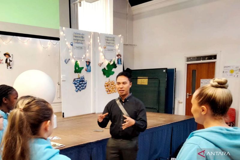 Akademisi Undiksha, I Ketut Trika Adi Ana saat menjelaskan mengenai kondisi pendidikan inklusif di Indonesia kepada beberapa guru di Wales. ANTARA/IMBA Purnomo