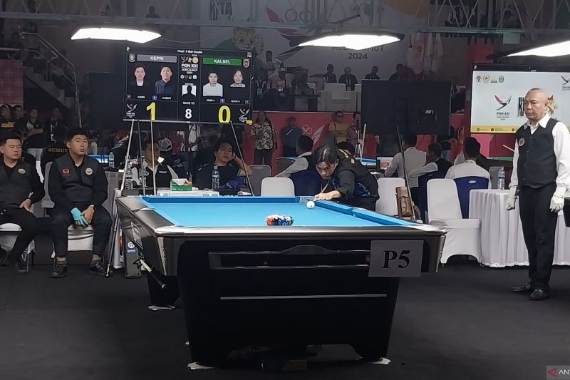 Pebiliar tim Kalimantan Selatan Noor Hidayattullah (kanan) berlaga bersama pasangannya Jendy Apriadana dalam laga final nomor 9 ball double putra cabang biliar PON Aceh-Sumut 2024 di Pardede Hall, Medan, Kamis (12/9/2024). Noor/Jendy memenangkan partai pamungkas untuk meraih medali emas setelah mengatasi perlawanan wakil Kepualauan Riau Andri/Albert dengan skor akhir 8-6. (ANTARA/Aloysius Lewokeda)