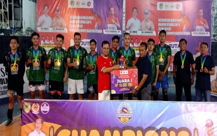 Asisten III Bidang Administrasi Umum Setda Barito Utara menyerahkan piala dan uang pembinaan kepada tim voli putra Bhayangkara yang meraih juara I, usai penutupan di arena Tiara Batara, Sabtu malam 14 September 2024.(foto: Dhani)