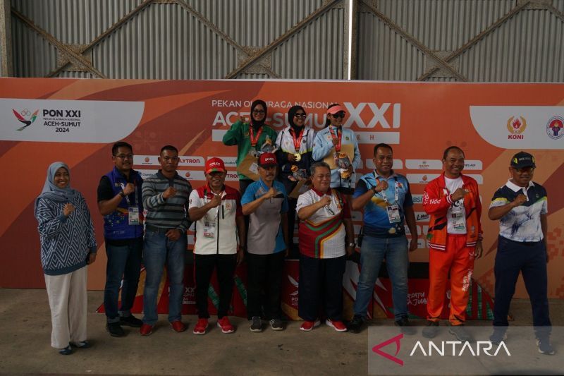 Dokumentasi - Atlet aeromodelling Jawa Barat Novita Sapitri (tengah), atlet Jawa Timur Dicka Cahya Putri (kiri) dan atlet Papua Tengah Ade Mustika (kanan) saat menerima medali nomor OHLG putri PON XXI Aceh-Sumatera Utara di Lanud Maimun Saleh, Kota Sabang. (ANTARA/HO-Aeromodelling PON XXI)