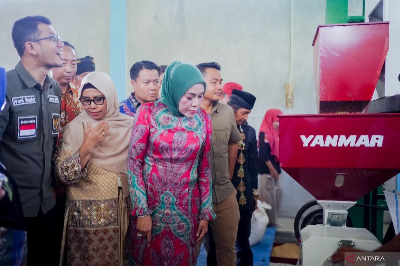 Pemerintah Kabupaten Solok saat menyerahkan bantuan mesin penggiling padi untuk Gapoktan di Parambahan, Kecamatan Bukit Sundi, Kabupaten Solok, Sumatera Barat. ANTARA/HO-Diskominfo Solok.
