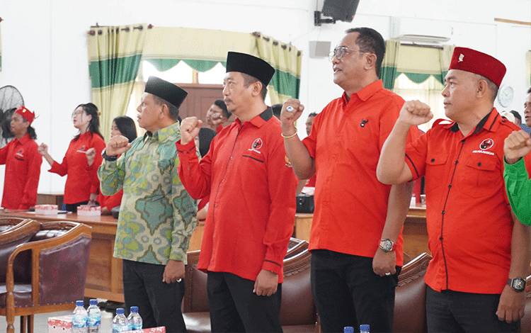 Pelaksanaan Rakercabsus DPC PDIP Sukamara di aula SMP Negeri 1 Sukamara, Minggu, 15 September 2024. (FOTO:NORHASANAH)
