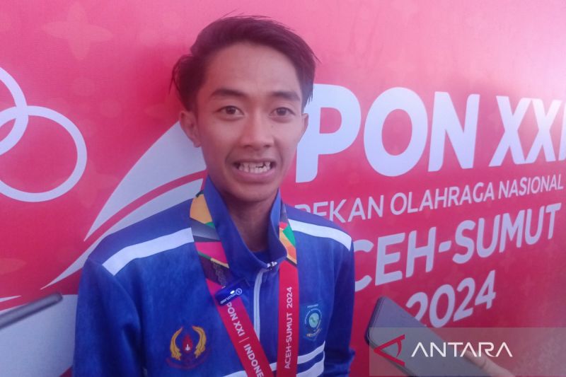 Pelari dari tim atletik Bangka Belitung, Robi Syianturi, menjawab pertanyaan wartawan di Stadion Madya Atletik Sumut Sport Center, Kabupaten Deli Serdang, Sumatera Utara, Minggu (15/9/2024). ANTARA/Donny Aditra