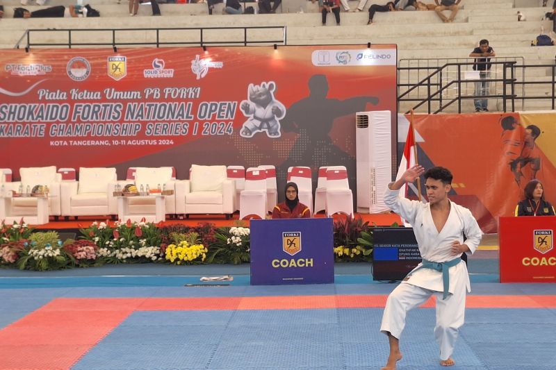 Arsip - Atlet karateka sedang bersaing di kelas kata Shokaido Fortis National Open Karate Championship Series 1 2024 yang berlangsung di Gedung Olahraga (GOR) Nambo, Tangerang, Sabtu (10/8/2024). (ANTARA/FAJAR SATRIYO)