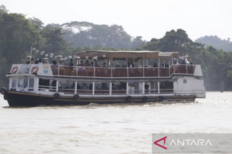 Para kafilah MTQN ke-30 mengikuti kegiatan susur Sungai Mahakam dengan titik start di Dermaga Sanarinda menuju perairan Tenggarong dan kembali ke Dermaga Samarinda. ( ANTARA/HO-Diskominfo Kaltim)