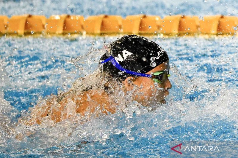Perenang Bali Lilly Kartina Beales memacu kecepatan saat final renang 50 meter gaya kupu-kupu putri PON XXI Aceh-Sumut di Kolam Renang Selayang Dispora Sumatera Utara, Medan, Minggu (15/9/2024). Perenang Bali Lilly Kartina Beales meraih medali emas dengan catatan waktu 26,62 detik, medali perak diraih perenang DKI Jakarta Angel Gabriella Yus dengan catatan waktu 28,43 detik sedangkan medali perunggu diraih perenang Sulawesi Tengah Sofie Kemala Fatiha dengan catatan waktu 29,16 detik. ANTARA FOTO