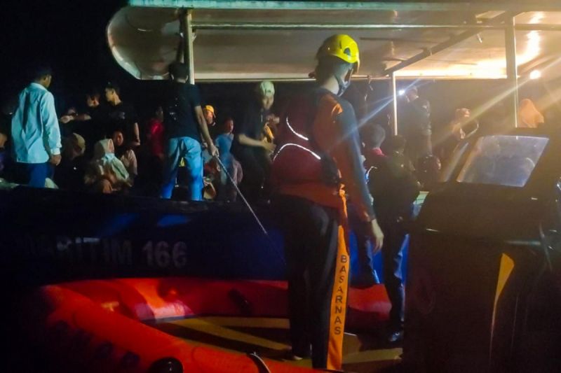 Basarnas Natuna saat mengevakuasi korban pada Minggu (15/9/2024) malam. (ANTARA/HO-KPP Natuna)
