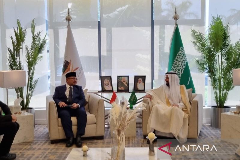 Pertemuan antara Menteri Agama (Menag) RI Yaqut Cholil Qoumas (kiri) dengan Menteri Haji dan Umrah Tawfiq F Al Rabiah (kanan) dalam kunjungan ke Kantor Kementerian Haji dan Umrah, Jeddah, Kerajaan Arab Saudi, Minggu (15/9/2024). (ANTARA/HO-Kemenag RI)