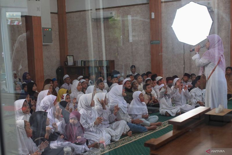 Sejumlah anak mengikuti acara peringatan Maulid Nabi Muhammad SAW di Masjid Al Mu'minin, Matraman, Jakarta, Jumat (13/9/2024). ANTARA FOTO/Reno Esnir/app/YU (ANTARA FOTO/RENO ESNIR)