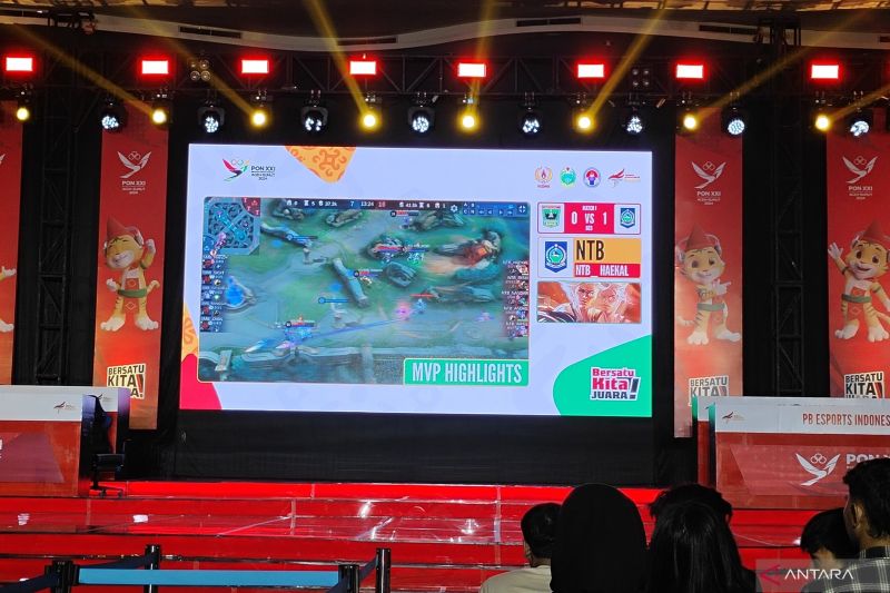 Tim esport NTB saat berhasil mengalahkan tim esport Sumbar dengan skor 2-0 di Medan International Convention Center (MICC) Kota Medan, Senin. ANTARA/Ilham Kausar