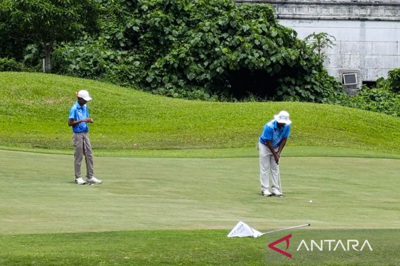 Pertandingan golf nomor "foursome" putra pada PON XXI Aceh Sumut 2024 yang digelar di Royal Sumatra Golf Course, Medan, Sumatera Utara, Senin (16/9/2024). (ANTARA/Agatha Olivia Victoria)