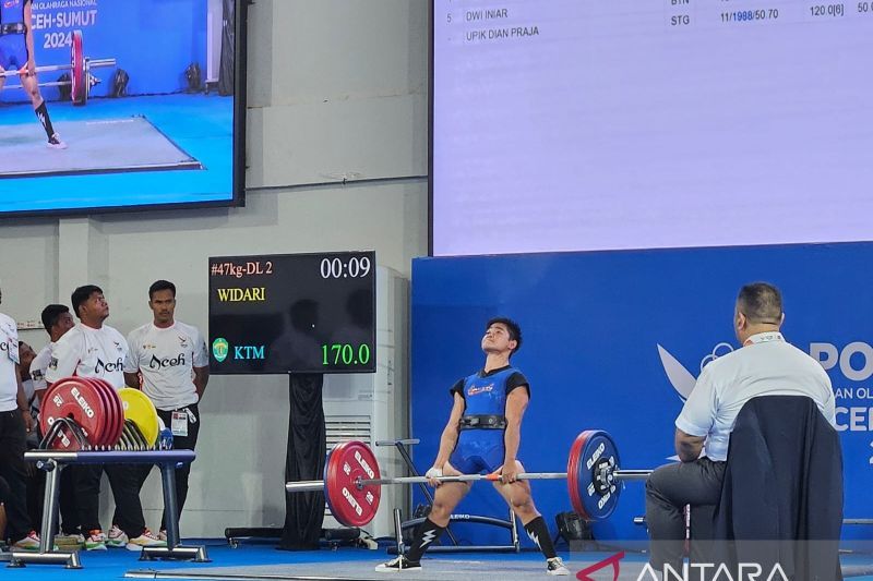 Lifter Kalimantan Timur Widari melakukan angkatan deadlift pada pertandingan angkat berat Pekan Olahraga Nasional (PON) XXI Aceh-Sumatera Utara 2024, di GOR Seramoe, Banda Aceh, Senin (16/9/2024). (ANTARA/RAUF ADIPATI)