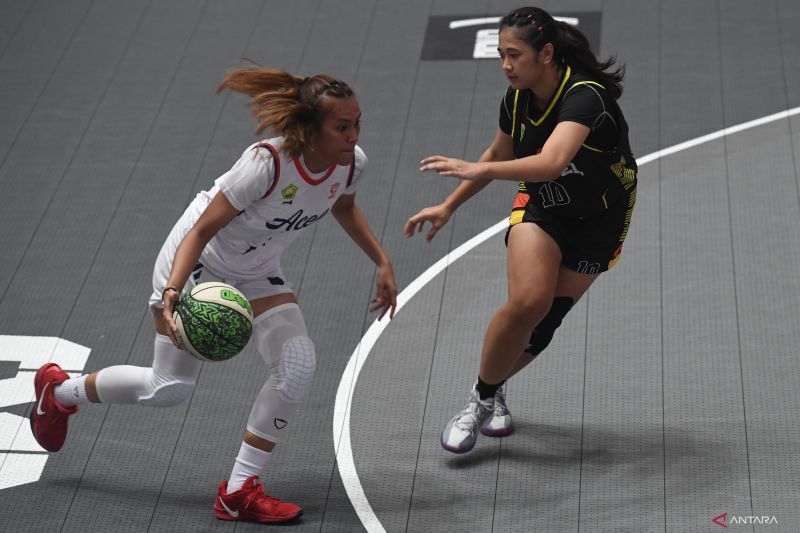 Foto arsip - Pebasket putri Aceh Yolanda Saing (kiri) melakukan dribble dengan dihadang pebasket Sumatera Selatan Nurfillah Ramdhini (kanan) pada babak penyisihan basket 3x3 PON XXI Aceh-Sumut 2024 di GOR Stadion Harapan Bangsa, Banda Aceh, Aceh, Senin (16/9/2024). Tim basket putri Sumatera Selatan berhasil mengalahkan Aceh dengan skor 14-6. ANTARA FOTO/Syifa Yulinnas/aww. (ANTARA FOTO/SYIFA YULINNAS)