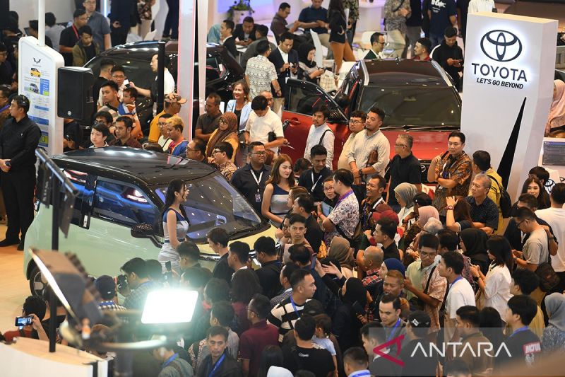 Pengunjung memadati salah satu stan kendaraan listrik saat Pameran otomotif Gaikindo Indonesia International Auto Show (GIIAS) 2023 di Sudirman Grand Ballroom, Bandung, Jawa Barat, Rabu (22/11/2023). GIIAS The Series 2023 Bandung yang berlangsung 22 - 26 November 2023 tersebut diikuti 18 merek kendaraan bermotor dari berbagai lini industri dan menampilkan beragam inovasi, teknologi kendaraan bermotor serta menghadirkan kendaraan berbasis listrik. ANTARA FOTO/M Agung Rajasa/foc. (ANTARA FOTO/M Ag